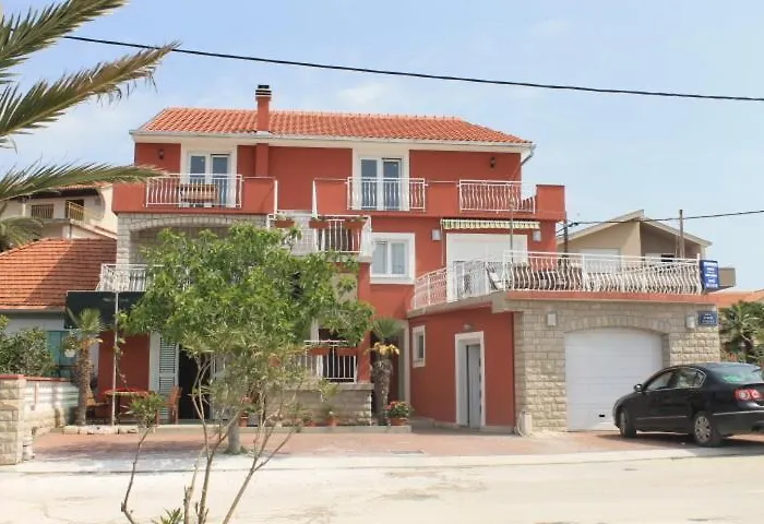 アパート Roko Kolinda ビビニェ