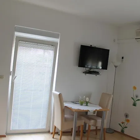 Apartments Roko Kolinda *