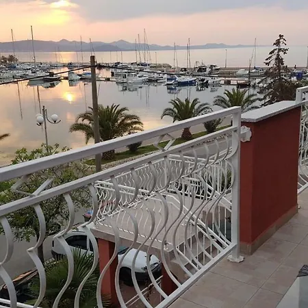 Apartments Roko Kolinda *