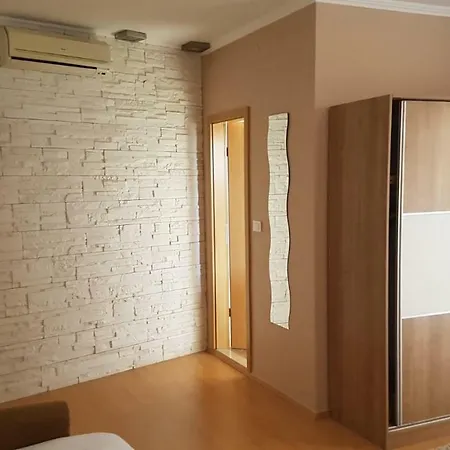 Apartments Roko Kolinda *